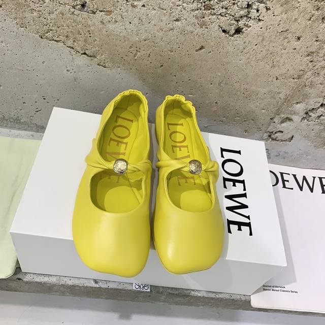 Loew* 2025 new ballet shoes Loewe's sex appeal is simply beautiful. The characte