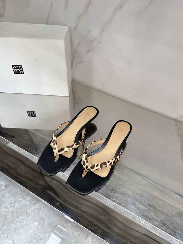 Toteme 2025 new minimalist style treasure flip-flops There is a kind of minimali