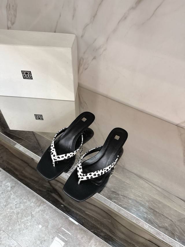 Toteme 2025 new minimalist style treasure flip-flops There is a kind of minimali