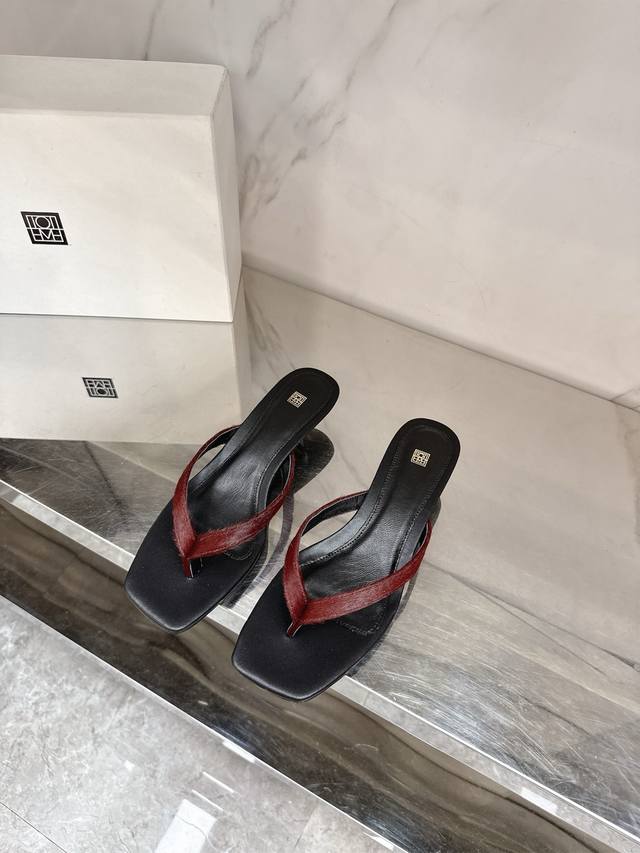 Toteme 2025 new minimalist style treasure flip-flops There is a kind of minimali