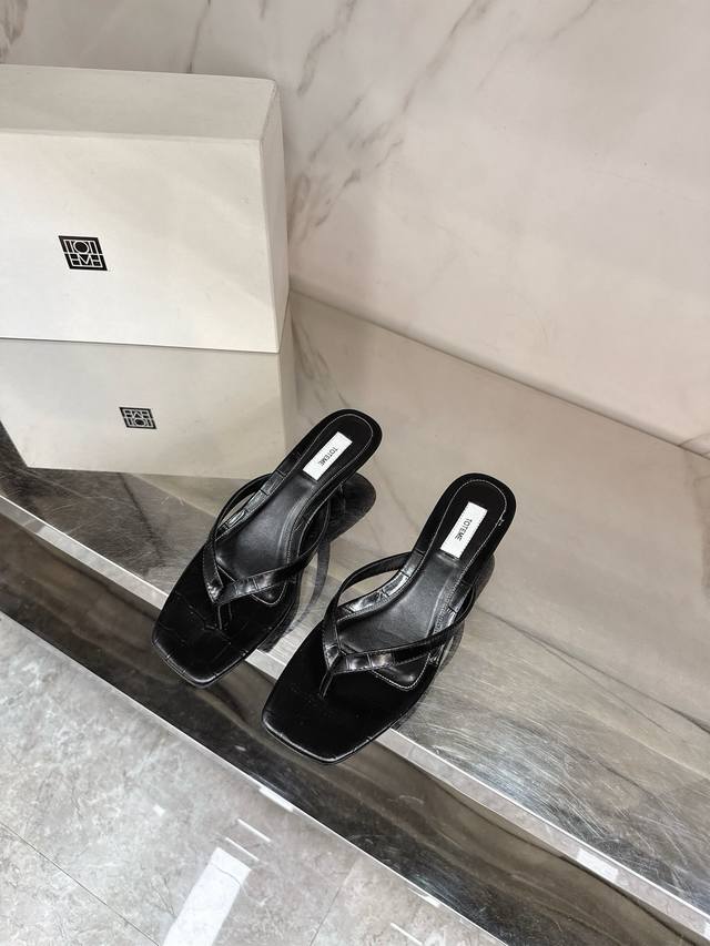 Toteme 2025 new minimalist style treasure flip-flops There is a kind of minimali
