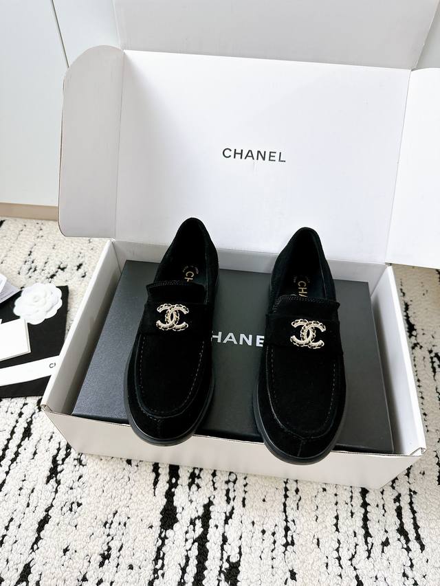 Plus P50 for airplane box Chanel loafers