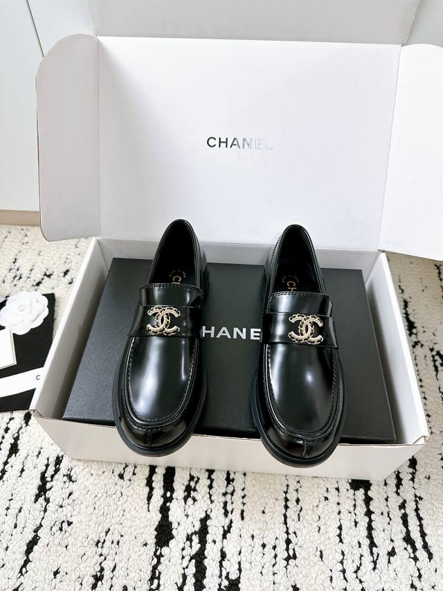 Plus P50 for airplane box Chanel loafers