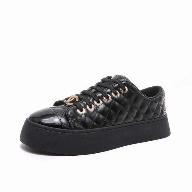 Chanel Chanel 2025 top-level casual sports shoes This classic design; the upper