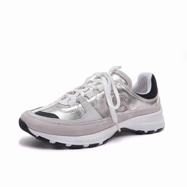 Chanel 2025 top-level casual sports shoes This classic design; the upper is embr