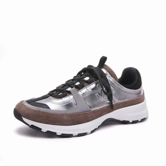 Chanel 2025 top-level casual sports shoes This classic design; the upper is embr
