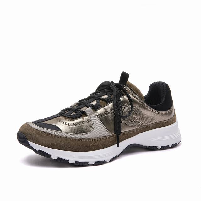 Chanel 2025 top-level casual sports shoes This classic design; the upper is embr