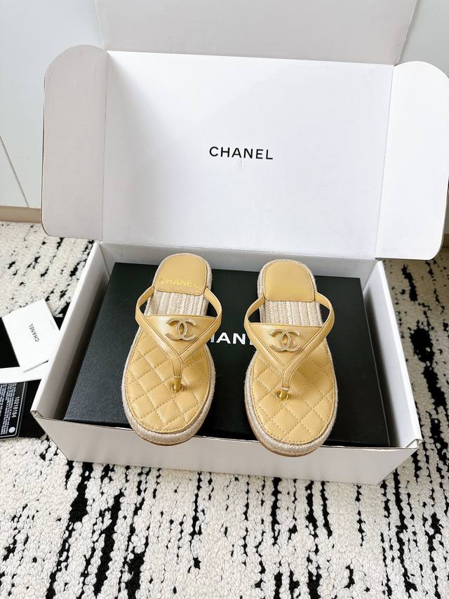 airplane box + 10**Chanel 25 A new summer straw slippers