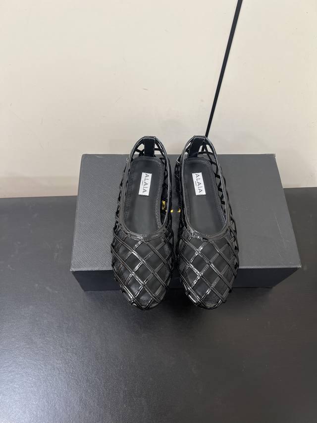 Alaia 2 Alaia's new hollow flat shoes This hollow flat shoe is the "ankle highli