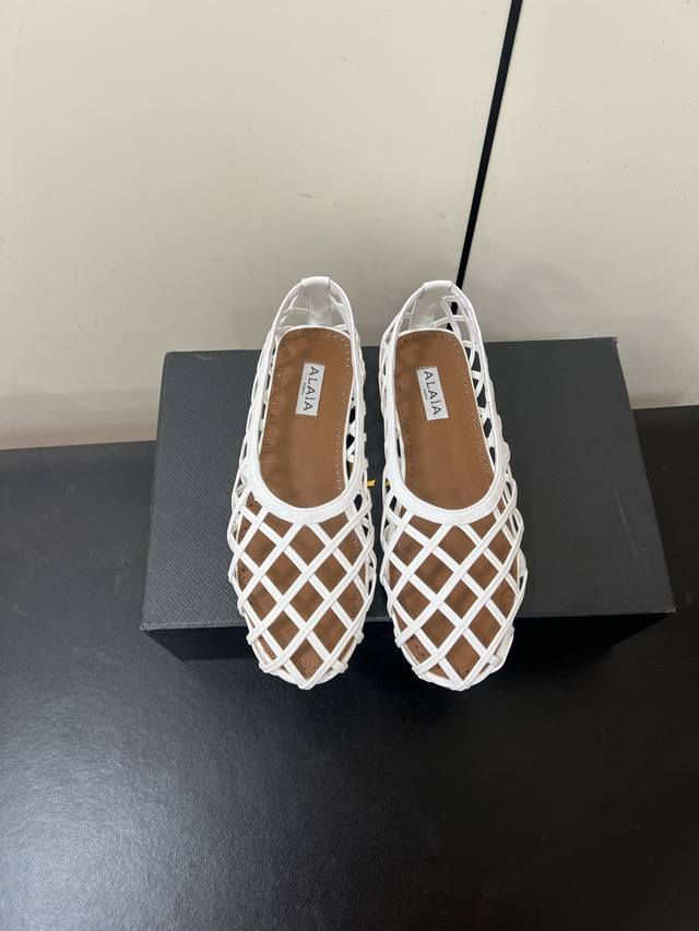 Alaia 2 Alaia's new hollow flat shoes This hollow flat shoe is the "ankle highli