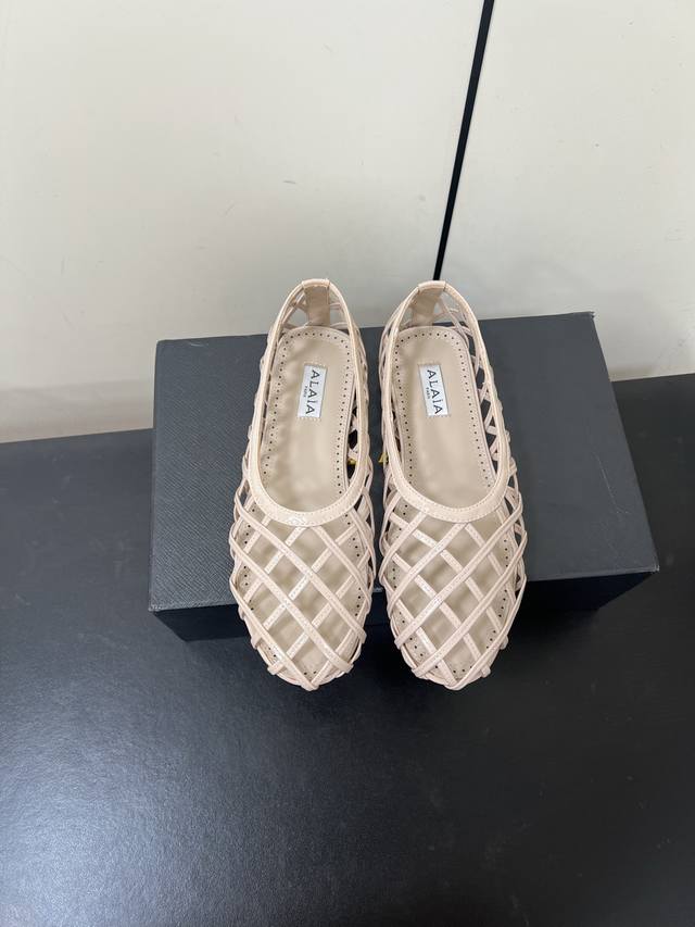 Alaia 2 Alaia's new hollow flat shoes This hollow flat shoe is a fashionable "an