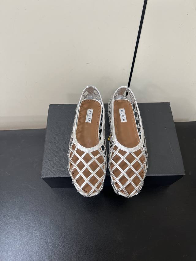 Alaia 2 Alaia's new hollow flat shoes This hollow flat shoe is the "ankle highli
