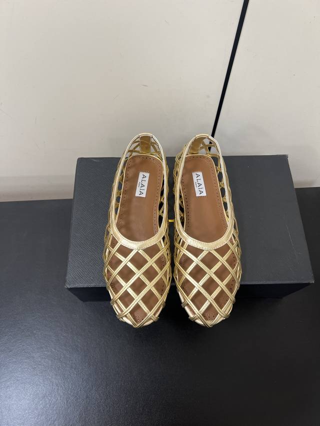 Alaia 2 Alaia's new hollow flat shoes This hollow flat shoe is the "ankle highli