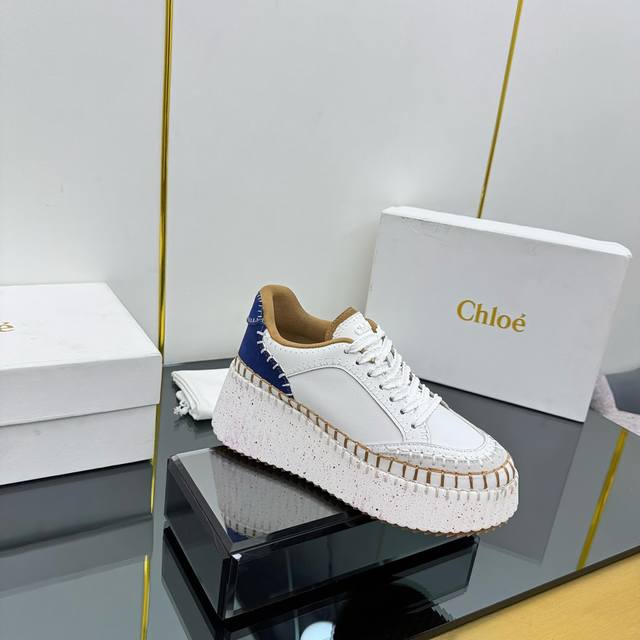New autumn and winter Chloe counters simultaneously launched new sandals, sprin