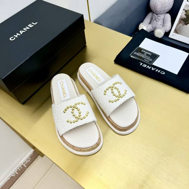 24P The hottest sandals in early autumn are snapped up in the counters. The hott