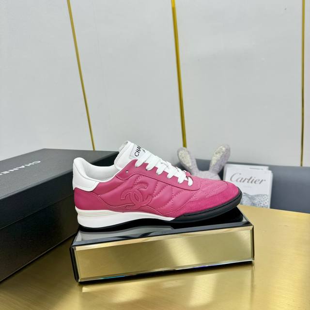 Top version Chanel's top casual sports shoes This classic design; the upper is e