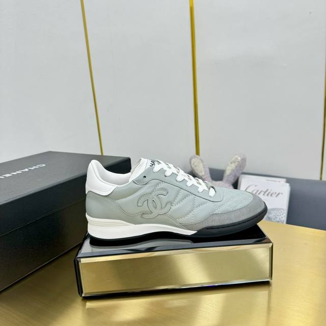 Top version Chanel top casual sports shoes This classic design; the upper is emb