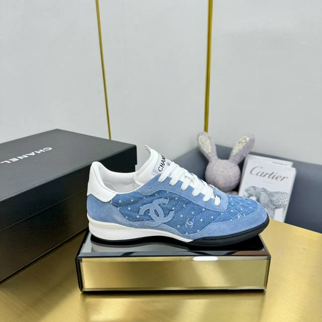 Top version Chanel top casual sports shoes This classic design; the upper is emb