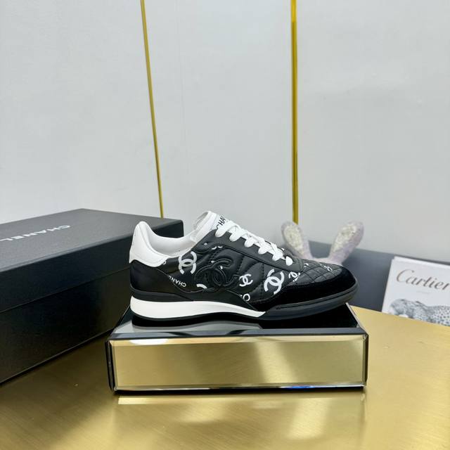 Top version Chanel's top casual sports shoes This classic design; the upper is e