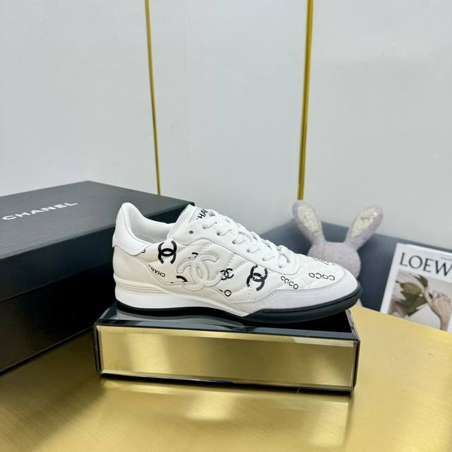 Top version Chanel's top casual sports shoes This classic design; the upper is e