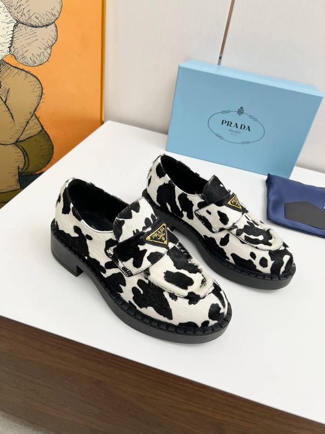 2025 Prada's new cow color loafers Fashionable thick-soled casual motorcycle loa