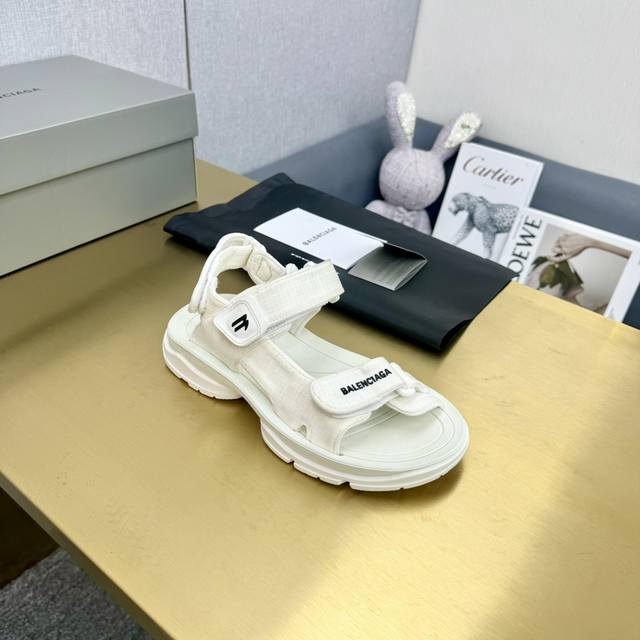 cloth Balenciaga's new Tourist series Balenciaga Velcro sandals catwalk model pu