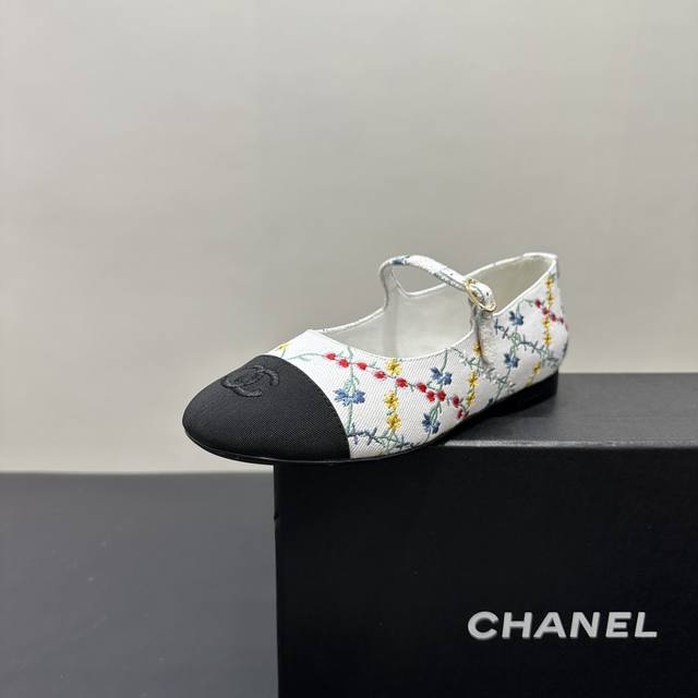 Chanel Chanel Mary Jane flat shoes are full of charm. The classic black and whit