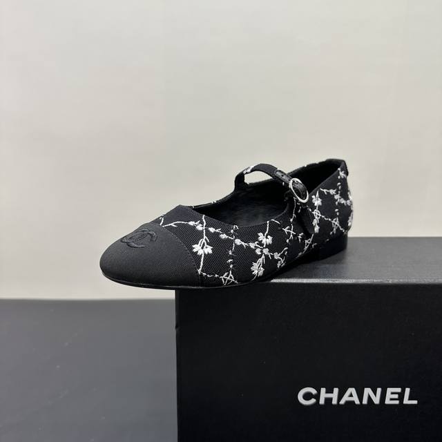 Chanel Chanel Mary Jane flat shoes are full of charm. The classic black and whit