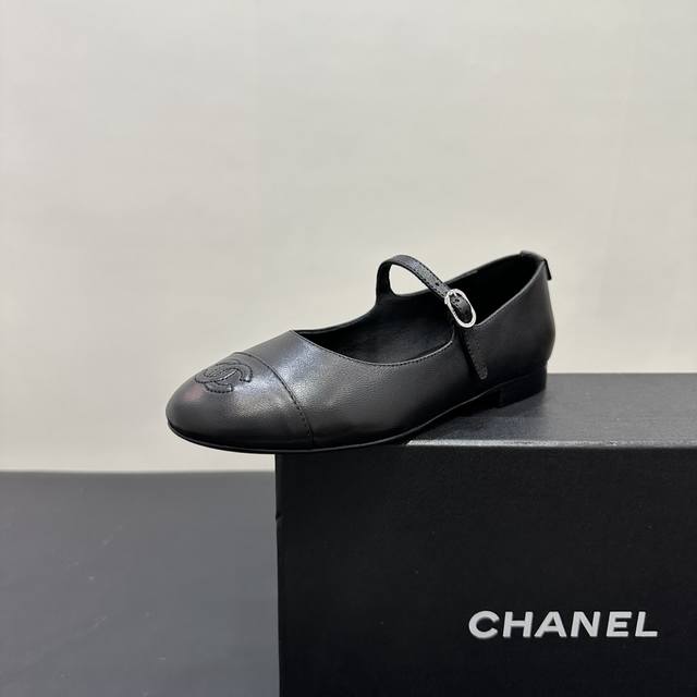 Chanel Chanel Mary Jane flat shoes are full of charm. The classic black and whit