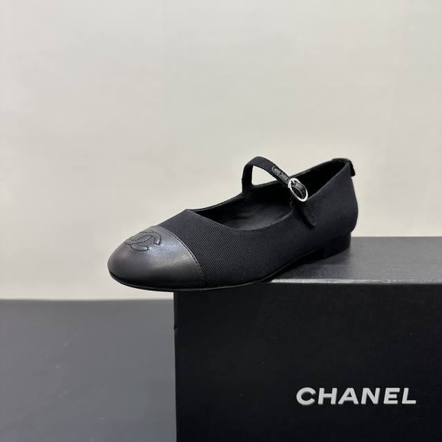 Chanel Chanel Mary Jane flat shoes are full of charm. The classic black and whit