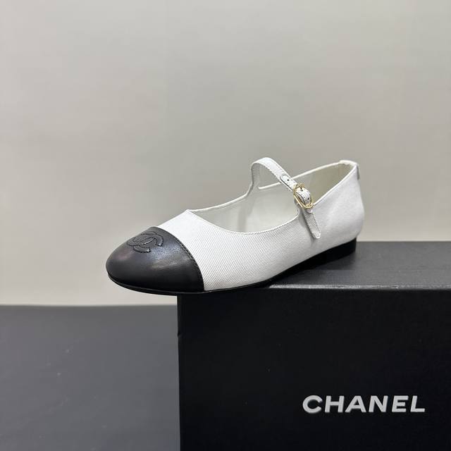 Chanel Chanel Mary Jane flat shoes are full of charm. The classic black and whit