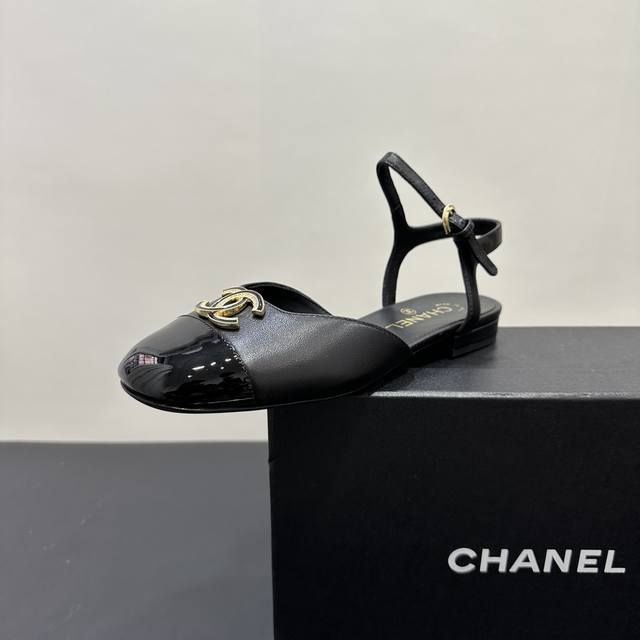 Chanel Chanel Spring and Summer Show hollow closed toe sandals are so attractive