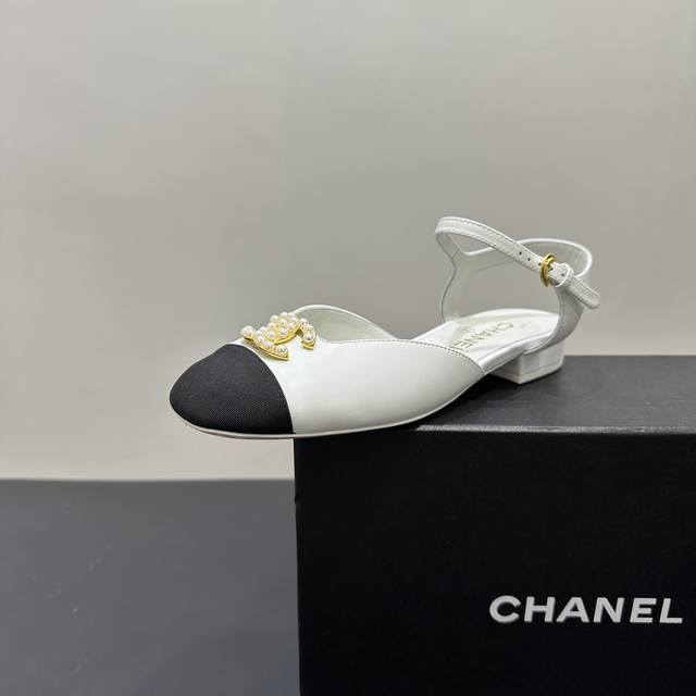Chanel Chanel Spring and Summer Show hollow open toe sandals are so attractive a