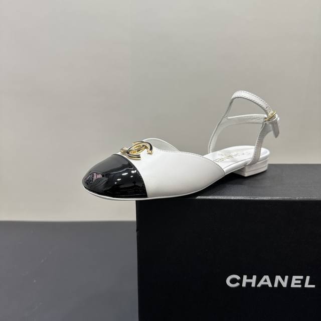 Chanel Chanel Spring and Summer Show hollow closed toe sandals are so attractive