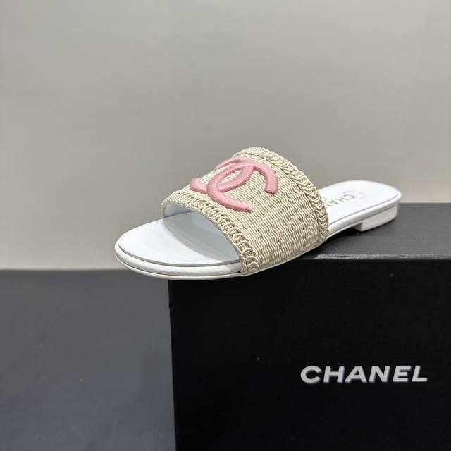 Chanel Chanel woven slippers, the perfect combination of fashion and comfort. Th