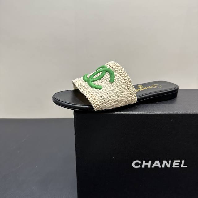 Chanel Chanel woven slippers, the perfect combination of fashion and comfort. Th