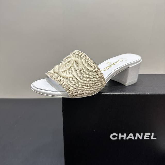 Chanel Chanel woven slippers, the perfect combination of fashion and comfort. Th