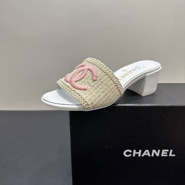 Chanel Chanel woven slippers, the perfect combination of fashion and comfort. Th