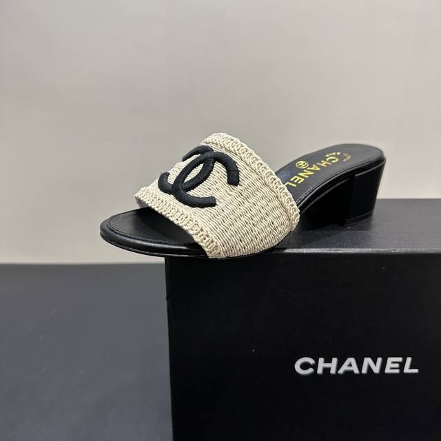 Chanel Chanel woven slippers, the perfect combination of fashion and comfort. Th