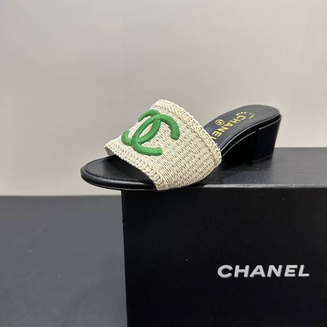 Chanel Chanel woven slippers, the perfect combination of fashion and comfort. Th