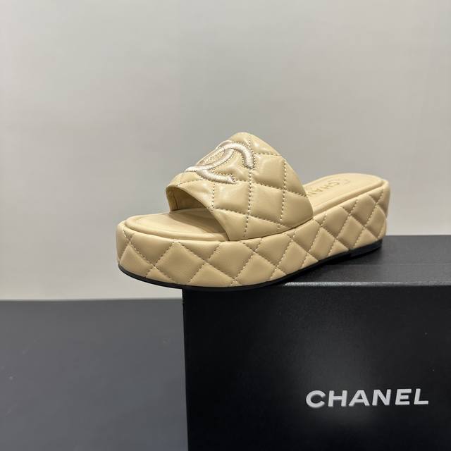 Chanel Chanel's new early spring thick-soled wedge-heeled slippers with high pla