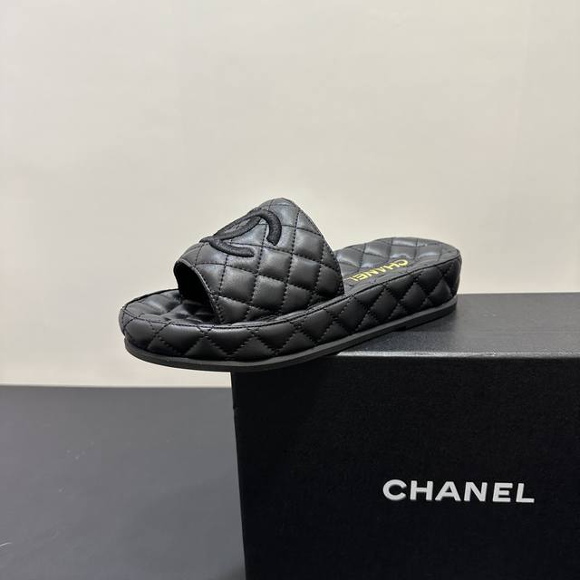 Chanel Chanel's hottest flat-bottomed loafers are snapped up at the counters. Th