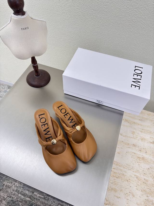 Loewe's kitten heel closed toe slippers show the beauty of lambskin Upper: lamb