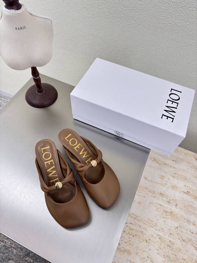 Loewe's kitten heel closed toe slippers show the beauty of lambskin Upper: lamb