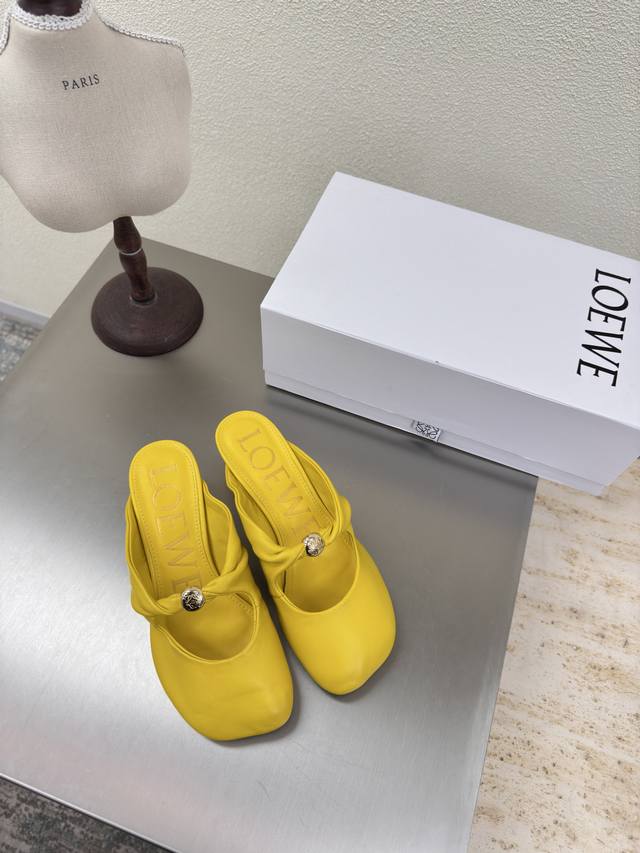 Loewe's kitten heel closed toe slippers show the beauty of lambskin Upper: lamb