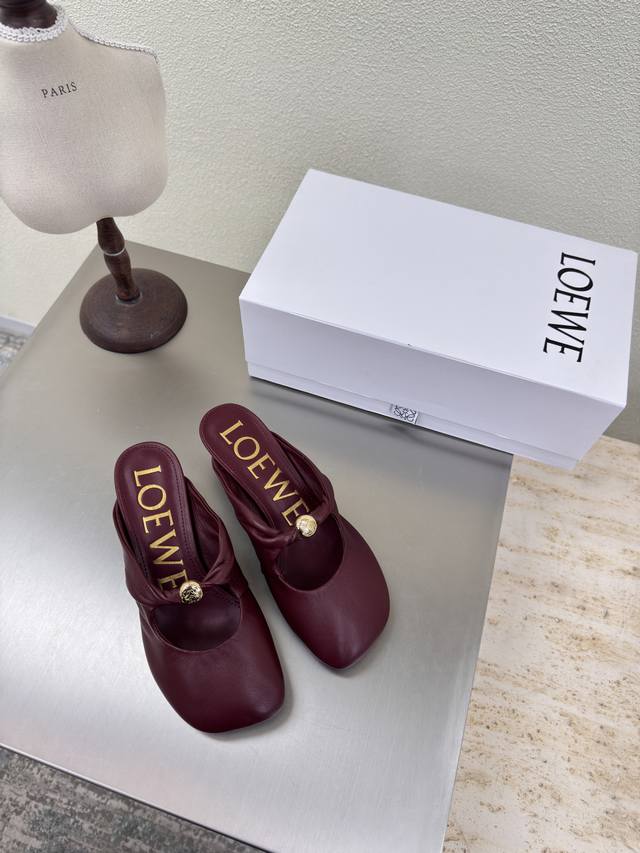 Loewe's kitten heel closed toe slippers show the beauty of lambskin Upper: lamb