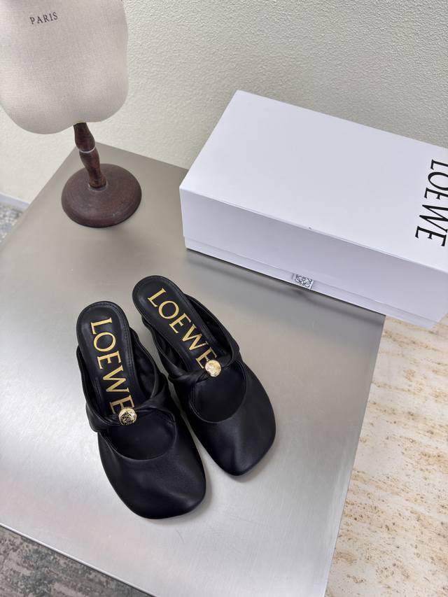 Loewe's kitten heel closed toe slippers show the beauty of lambskin Upper: lamb