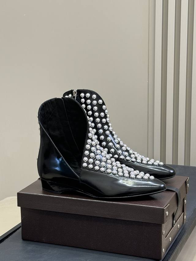 Top quality Alaia 25 new rivet ankle boots Very good looking, cool feeling Calf