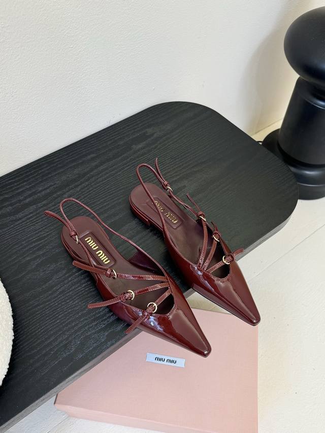 Miu Mi* Resort Series 25Ss Pointed Toe Slides Miu Miu's new kitten heel sandals