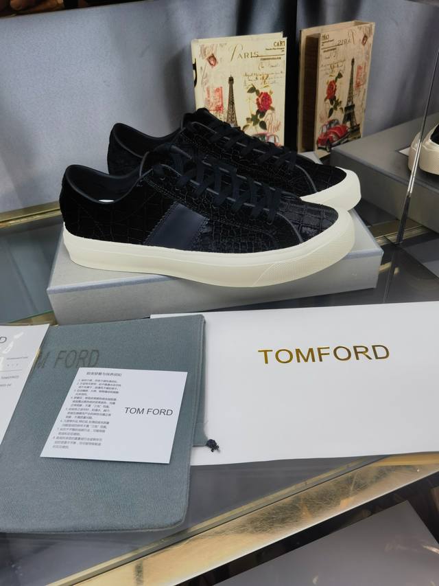 Tom Ford, American retro, affordable luxury. Sizes: 39-45. Tom Ford is a Europea